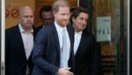 Prinz Harry konnte es nicht erwarten, Großbritannien wieder zu verlassen. (Bild: APA/AP Photo/Frank Augstein)