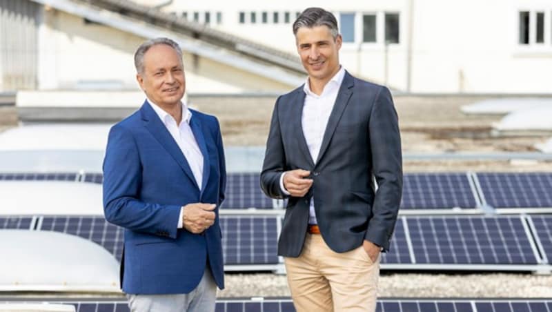 Vorstand Christian Schäfer (r.) nahm nun mit Innovationschef Alfred Mittermair (l.) den ersten Elektro-Ofen in Betrieb. (Bild: LAUFEN)