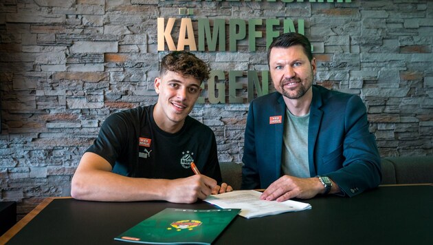 Dennis Kaygin (li.) wechselt vom FSV Mainz 05 nach Hütteldorf. Am Bild bei der Vertragsunterzeichnung mit Geschäftsführer Sport Markus Katzer in der Rapid-Loge. (Bild: SK Rapid | Red Ring Shots)
