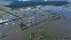 Das Dorf Dnipryany in der russisch besetzten Ukraine. Tausende Menschen sollen von den Überschwemmungen infolge der Zerstörung des Kachowka-Staudamms betroffen sein. (Bild: ASSOCIATED PRESS)