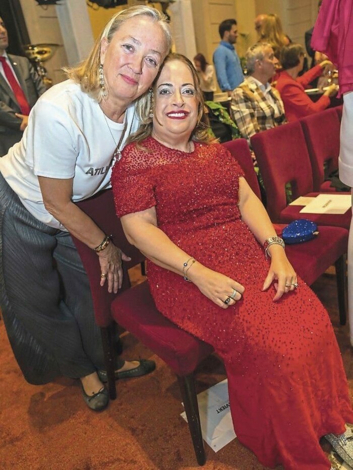 Kunstexpertin Agnes Husslein-Arco in einem „Atil Kutoglu“-Charity-Shirt (wird zugunsten des Roten Kreuzes verkauft) mit der türkischen Milliardärin Dilek Sabanci