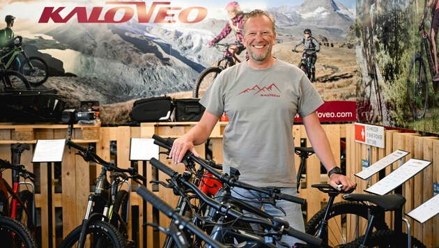 Bernhard Mildner aus Offenhausen tritt selbst gerne in die Pedale. Seit dem Jahr 2011 verleiht er E-Bikes für den Tourismus. (Bild: Markus Wenzel)