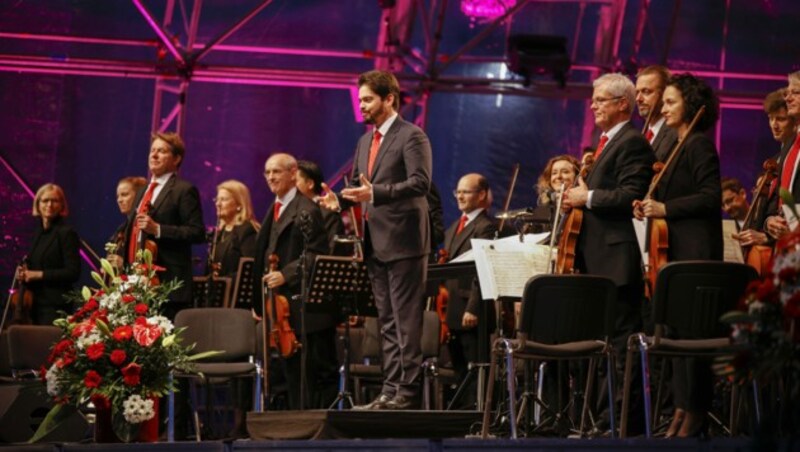 Die Wiener Symphoniker mit Dirigent Lahav Shani im Rahmen des „Fest der Freude“ am Wiener Heldenplatz. (Bild: APA/TOBIAS STEINMAUERER)