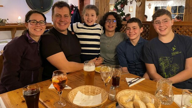 Das Ehepaar Koller mit seinen drei Kindern und Gastschüler Emiliano aus Mexiko (Bild: zVg)