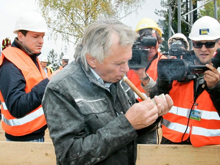 Die Zigarre ist die Belohnung nach jeder Sprengung.
