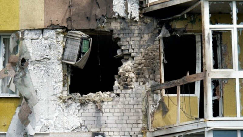 Nach der Drohnenattacke sind zerbrochene Fensterscheiben und Brandspuren am betroffenen Wohnhaus zu erkennen. (Bild: Associated Press)