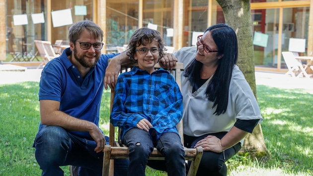 Im Nachsorgezentrum Sonneninsel in Seekirchen am Wallersee fühlen sich Jonas, seine Mutter Astrid und Stiefvater Matthias wie in einem zweiten Zuhause. Die lebensbedrohliche Krankheit ist für ein paar Tage fast vergessen. (Bild: Tschepp Markus)