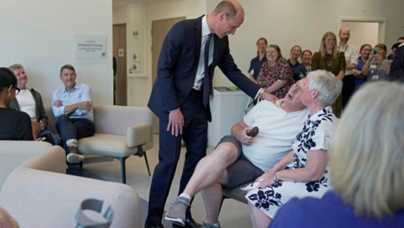 Prinz William unterhält sich bei einem Besuch in einem Krebszentrum ganz hervorragend mit einem Patienten. (Bild: Kin Cheung / AP / picturedesk.com)
