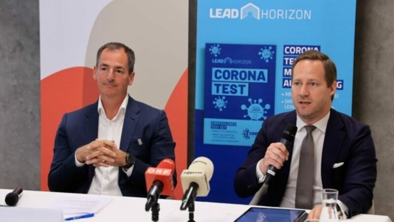 Unternehmer Michael Putz (li.) mit seinem Anwalt Günther Rebisant (Bild: Zwefo)