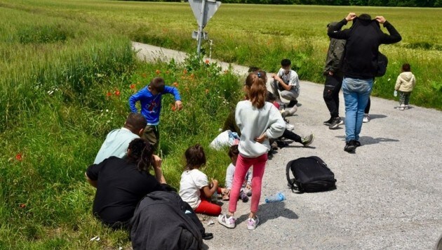 18 Flüchtlinge - darunter 9 Kinder - saßen im Bus. Zwei flüchteten. (Bild: Monatsrevue/Lenger Thomas)