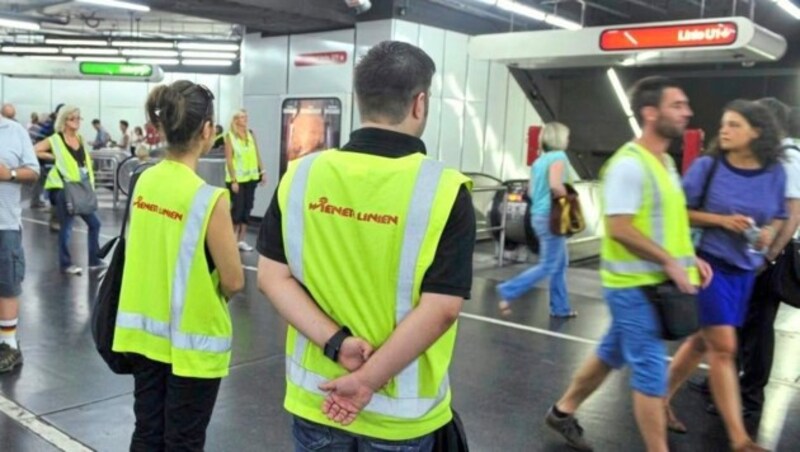 Trotz sintflutartiger Regenfälle baute sich die „gelbe Phalanx“ (Symbolfoto) in der Passage auf. (Bild: Johannes Zinner)