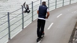 Am Kai völlig okay - aber in den engen Gässchen der Salzburger Altstadt können die E-Scooter zur Lebensgefahr werden (Bild: Tschepp Markus)