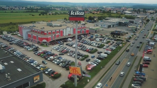 Der kika-Parkplatz in Horn war voll. Die Kolonne reichte bis über den zwei Kilometer entfernten Stadtkern hinaus. (Bild: CC)