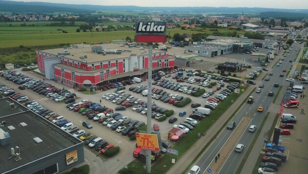 Der kika-Parkplatz in Horn war voll. Die Kolonne reichte bis über den zwei Kilometer entfernten Stadtkern hinaus. (Bild: CC)