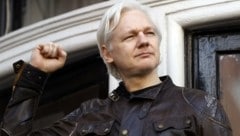 Assange wurde 2019 von der britischen Polizei festgenommen, nachdem er sich sieben Jahre lang in der ecuadorianischen Botschaft in London versteckt hatte, um einer Auslieferung zu entgehen. (Bild: Frank Augstein)