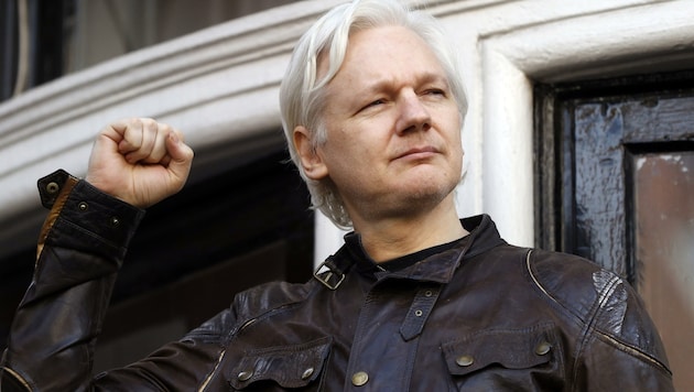 Assange zatkla britská policie v roce 2019 poté, co se sedm let skrýval na ekvádorském velvyslanectví v Londýně, aby se vyhnul vydání. (Bild: Frank Augstein)