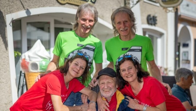 Johann Winkler mit seinen Freunden Andi und Hans Maier sowie Sissi Sima und Moni Forbelsky. (Bild: HCH-Fotopress)
