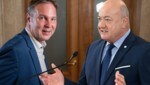 ÖVP-Generalsekretär Christian Stocker (re.) schießt sich zur Begrüßung auf den neuen SPÖ-Parteichef Andreas Babler ein. (Bild: Krone KREATIV, APA)