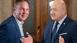 ÖVP-Generalsekretär Christian Stocker (re.) schießt sich zur Begrüßung auf den neuen SPÖ-Parteichef Andreas Babler ein. (Bild: Krone KREATIV, APA)