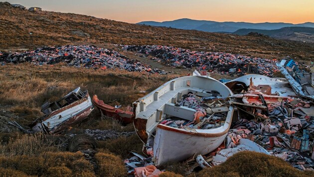 Szene auf Lesbos: Die Flüchtlinge sind weitergezogen, die Schwimmwesten bleiben. (Bild: Angelos Tzortzinis / dpa / picturedesk.com)