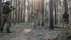 Ukrainische Soldaten an der Frontlinie bei Kreminna (Region Luhansk) (Bild: AP)