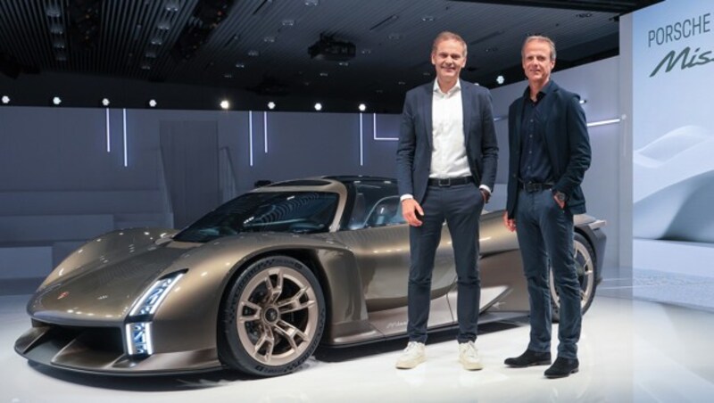 Oliver Blume, Vorstandsvorsitzender der Porsche AG und Michael Mauer, Leiter Style Porsche präsentieren den Mission X anlässlich der Jubiläumsfeier „75 Jahre Porsche Sportwagen“ im Porsche Museum. (Bild: Porsche)