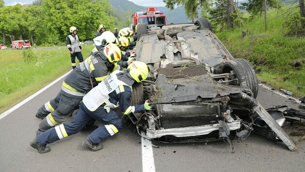 Die Feuerwehrleute standen mit voller Kraft im Einsatz. (Bild: Thomas Zeiler )