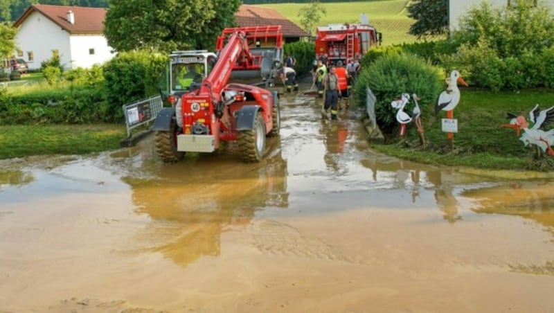 In Gnas führten verschlammte Verkehrsflächen zu Straßensperren. (Bild: BFVFB/C. Karner)