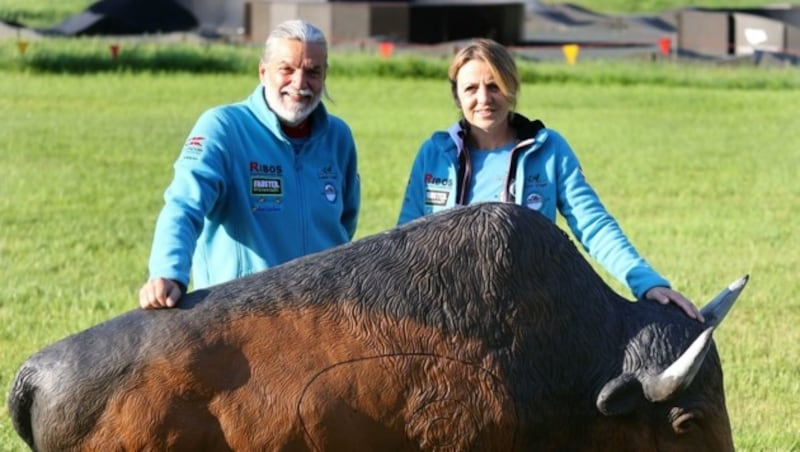Wolfgang Halvax und die Arriacher WM-Siegerin Mirjam Ressmann organisieren das Bogenspektakel. (Bild: Kuess)