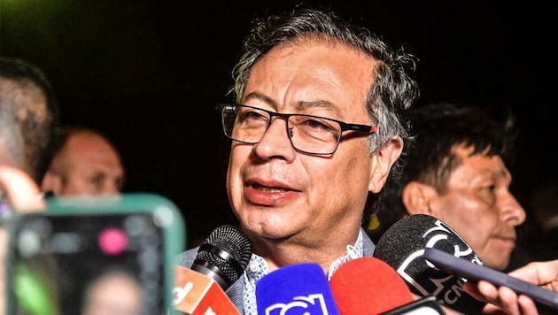 He regretted the death of the nine soldiers in the military helicopter, wrote President Gustavo Petro (pictured) on the news platform X. (Bild: APA/AFP/Colombian Presidency/Handout)