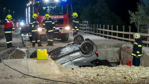 Der Pkw fiel in eine Grube auf der B3. (Bild: TEAM FOTOKERSCHI.AT/BRANDSTÄTTER)