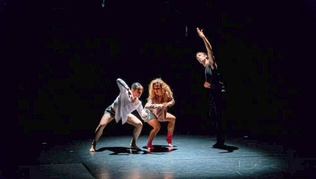 Boris Randzio (re) übersetzt in einem Tanzstück Stefan Zweig mit internationalen Tänzern in Bewegtsprache. (Bild: Andreas Krause)