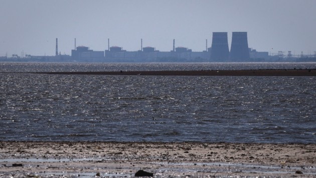Das Kernkraftwerk ist auf Wasser aus dem jetzt seichten Kachowka-Reservoir angewiesen. (Bild: ASSOCIATED PRESS)