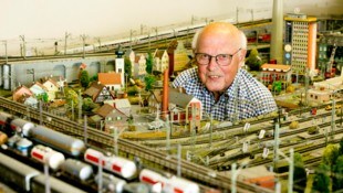 Gerbert Ehrengruber con su maqueta de ferrocarril.  El ahora hombre de 87 años viajó mucho en su vida profesional.  (Imagen: Fotografía de Mathis)