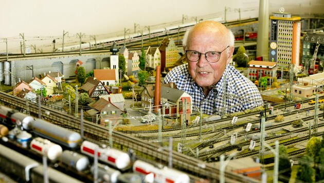 Gerbert Ehrengruber mit seiner Modelleisenbahn. Viel unterwegs war der heute 87-Jährige auch in seinem Berufsleben. (Bild: Mathis Fotografie)