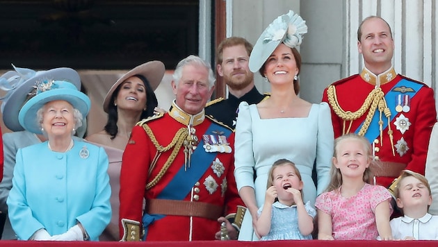 Noch 2018 standen Meghan und Harry mit der Royal Family am Balkon des Buckingham-Palastes. Fotos wie dieses wird es heuer wohl nicht geben. (Bild: APA/AFP/Daniel LEAL)