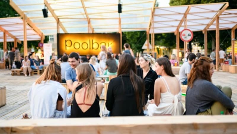 Jedes Jahr sieht das Gelände des Festivals anders aus - je nachdem, was beim Generator zuvor erarbeitet worden ist. Was es immer hat: Wohnzimmer-Feeling. (Bild: Poolbar, Eva Sutter | Matthias Rhomberg)