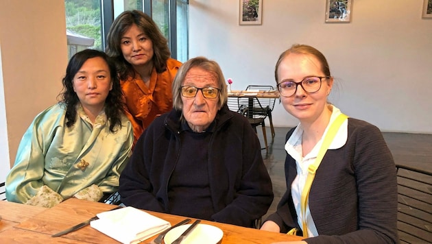 Günter Schlager mit seinen beiden Töchtern Karma und Sanyay (ganz links) und „Krone“-Redakteurin Katharina Pirker in Thimphu (Bild: Katharina Pirker)