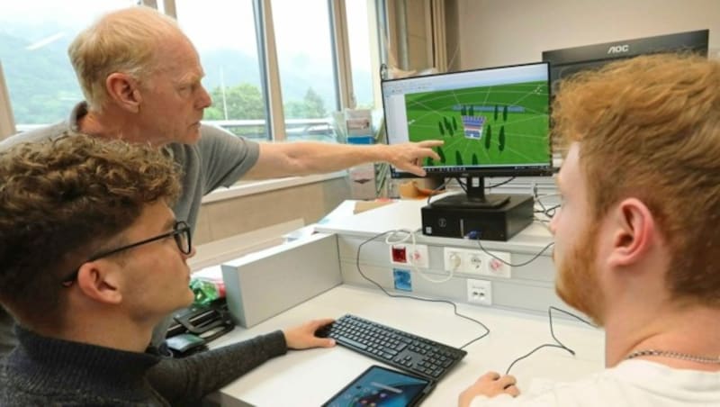 Die Schüler Pascal Fleischhacker und Matthias Hasler simulieren ein autarkes Haus. (Bild: Juergen RadspielerJürgen Radspieler)
