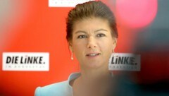 Sahra Wagenknecht; Intern umstritten sind etwa ihre kritischen Äußerungen zu den Themen Asyl und Russland. Sie hatte mehrfach Diplomatie gefordert und der Bundesregierung vorgeworfen, einen Wirtschaftskrieg gegen das Land vom Zaun zu brechen. (Bild: APA/dpa/Wolfgang Kumm)