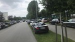 Más de 1000 jóvenes futbolistas fueron invitados en St. Pölten, muchos de ellos fueron traídos en automóvil.  Estaban estacionados donde había espacio.  (Imagen: zVg, Krone KREATIV)