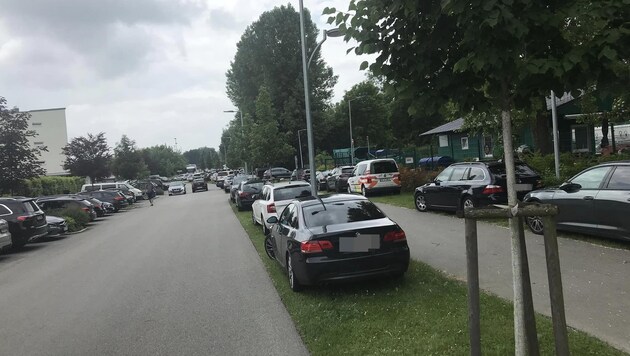 Mehr als 1000 junge Fußballer waren in St. Pölten zu Gast, viele von ihnen wurden mit dem Pkw gebracht. Geparkt wurden diese überall, wo sich Platz bot. (Bild: zVg, Krone KREATIV)