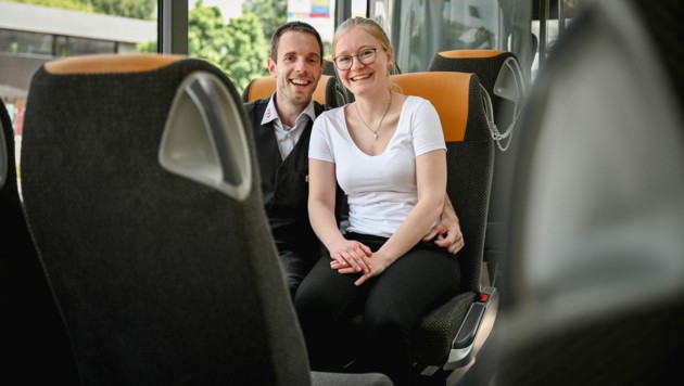 Vollblut-Busfahrer David (33) und seine Partnerin Anna (23) sind sich einig: „Es ist ein abwechslungsreicher Beruf, der nie fad wird!“ (Bild: Markus Wenzel)