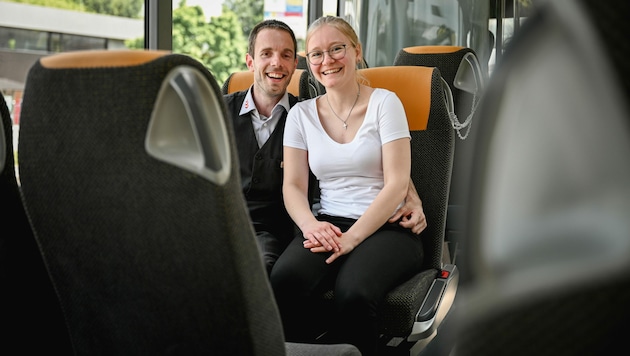 Vollblut-Busfahrer David (33) und seine Partnerin Anna (23) sind sich einig: „Es ist ein abwechslungsreicher Beruf, der nie fad wird!“ (Bild: Markus Wenzel)