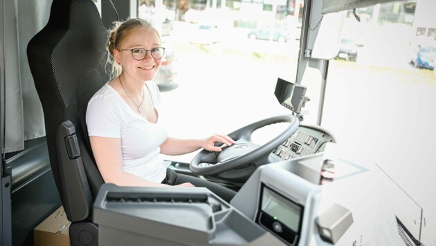 Anna Bauhofer (23) al volante de un autobús (Imagen: Markus Wenzel)