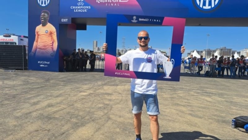 Lukas Ammann vor dem Atatürk-Olympiastadion. (Bild: Inter Club Austria)