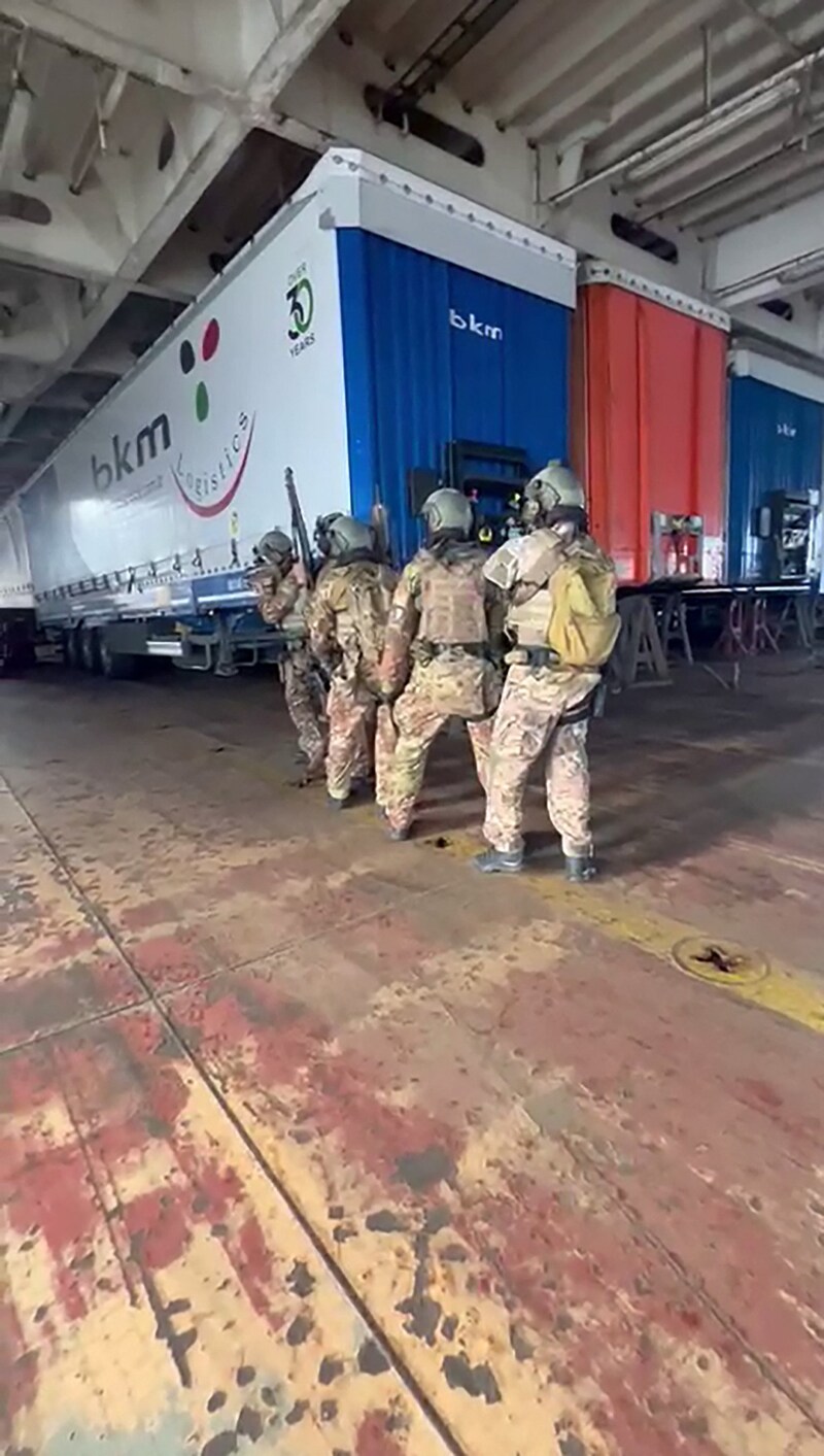 Italienische Spezialkräfte bei der Rettungsaktion auf dem türkischen Frachtschiff (Bild: AFP)