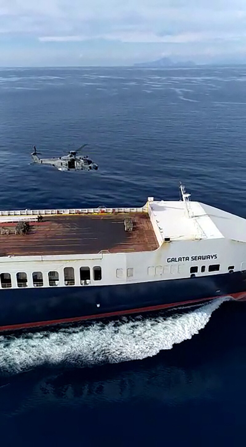 Italienische Spezialkräfte bei der Rettungsaktion auf dem türkischen Frachtschiff (Bild: AFP)