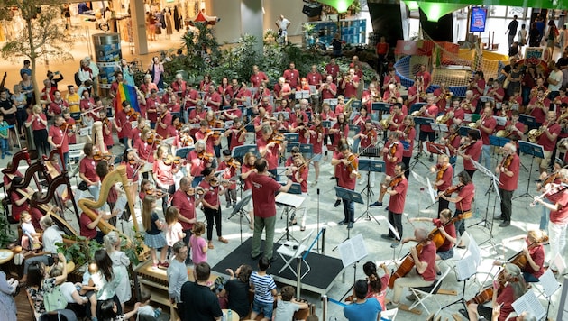 Beim „Symphonic Mob“ spielten Musiker des Mozarteums gemeinsam mit Laien bekannte Klassiker im Europark. (Bild: Berger Susi)