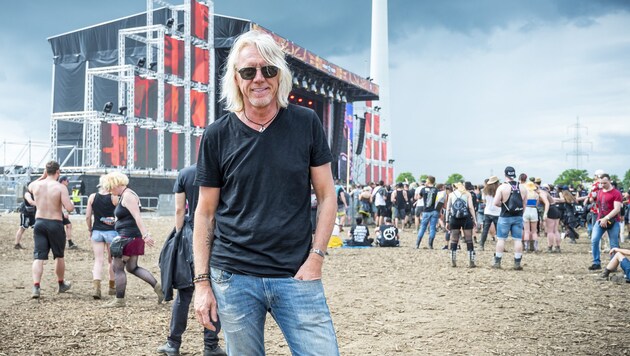 Nova Rock boss Ewald Tatar in front of the Red Stage while Skindred were just getting started. (Bild: Andreas Graf)